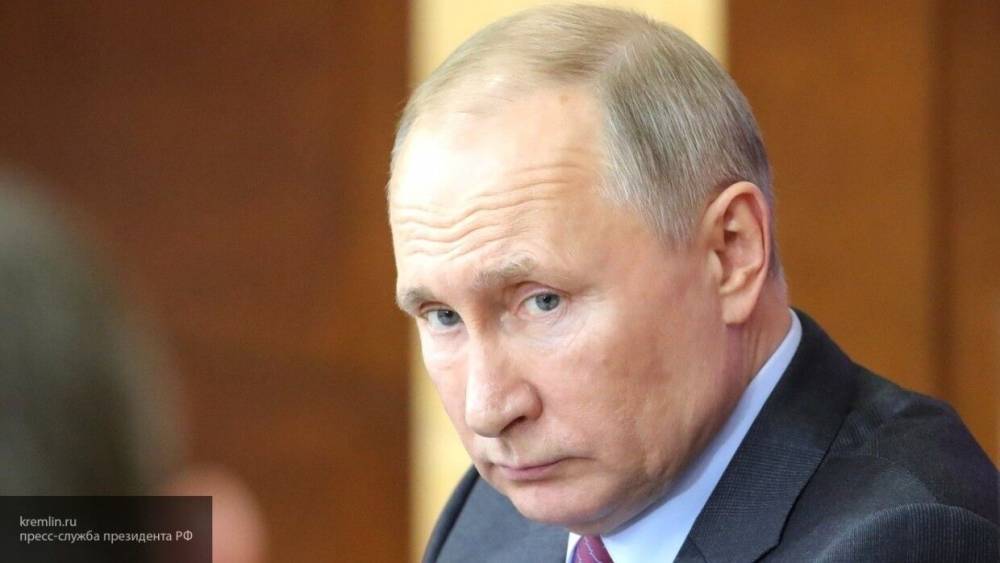 Путин прибыл в информационный центр по мониторингу ситуации с коронавирусом в Москве