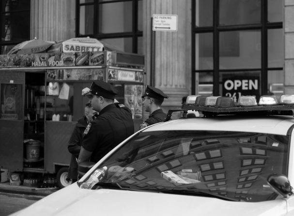 Полиция Нью-Йорка сможет арестовывать посетителей и владельцев ресторанов за нарушение карантина