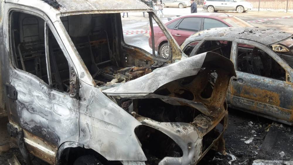 На пожаре в Воронеже ночью пострадали четыре авто и супермаркет