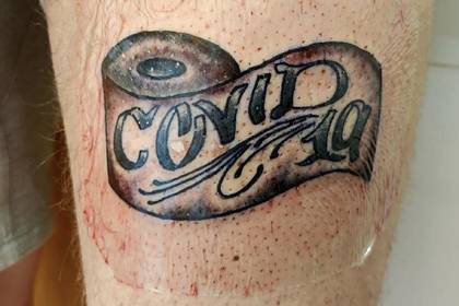Пользователи сети показали посвященные коронавирусу татуировки