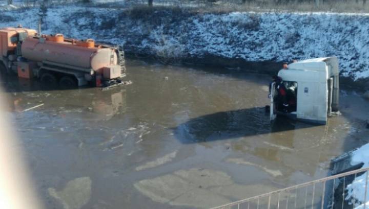 Самарские водолазы спасли утонувший грузовик на трассе М-5