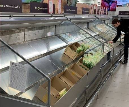 Путин призвал россиян не покупать продукты впрок