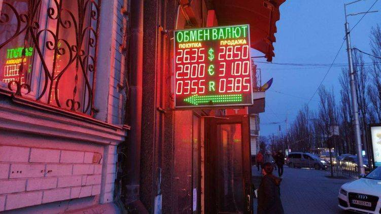 В Украине - дефицит наличного доллара гривня превращается в туалетную бумагу
