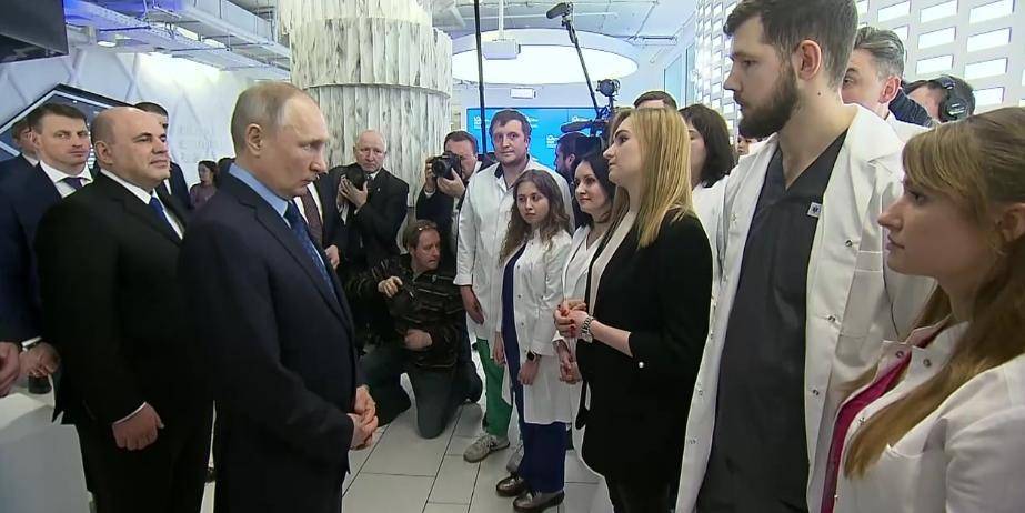 Президент Путин посетил АНО "Диалог", где ознакомился с работой центра по мониторингу ситуации с коронавирусом