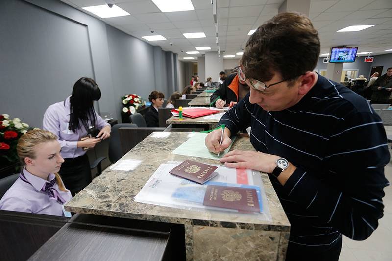 Диппредставительства России приостановили выдачу виз иностранцам