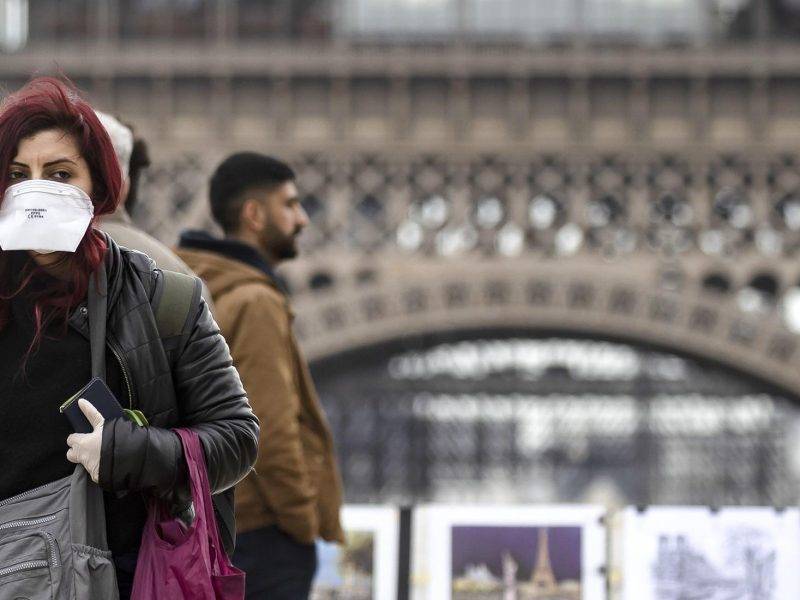 Гражданам Франции позволят выходить на улицу только с объяснительными