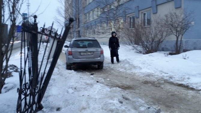 В Сургуте машина сбила группу людей на тротуаре