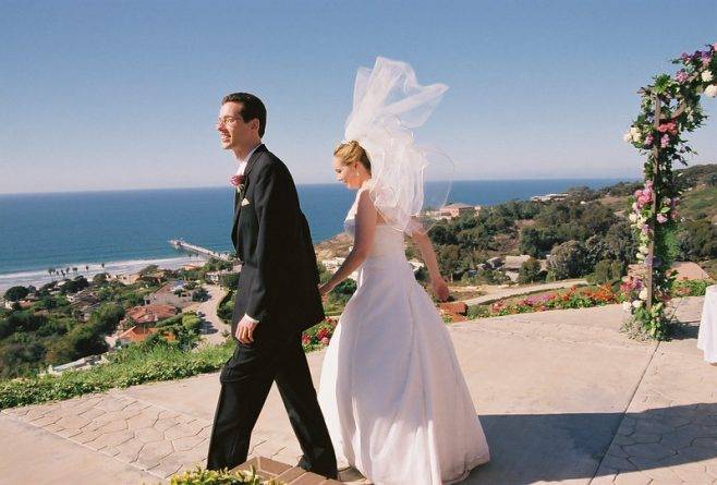 Невеста была в ужасе, потому что жених запланировал свадьбу в гавайском стиле на ветреном британском пляже