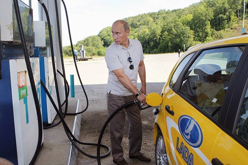 "Как так может быть?" Путина удивили цены на бензин
