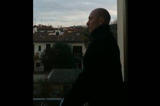 Итальянский тенор Маруцио Марчини исполняет серенады со своего балкона во время карантина во Флоренции