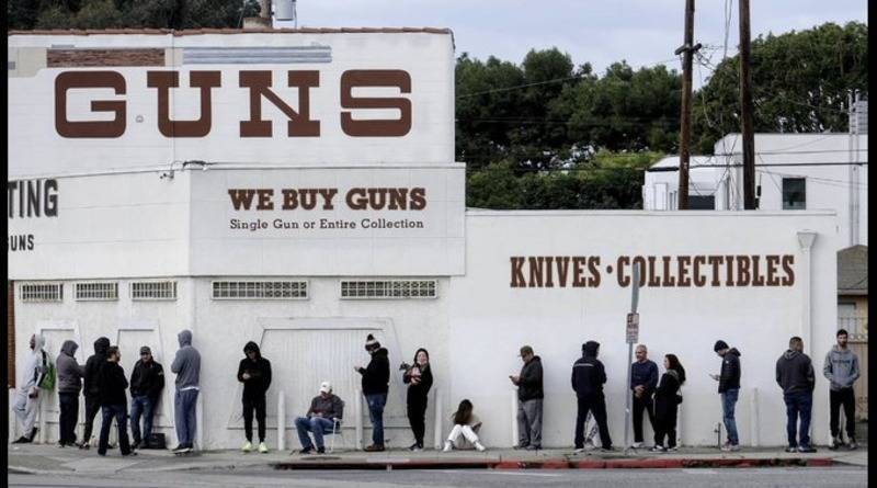 «Если начнется хаос и беспорядки»: в США – очереди в магазинах оружия (фото)