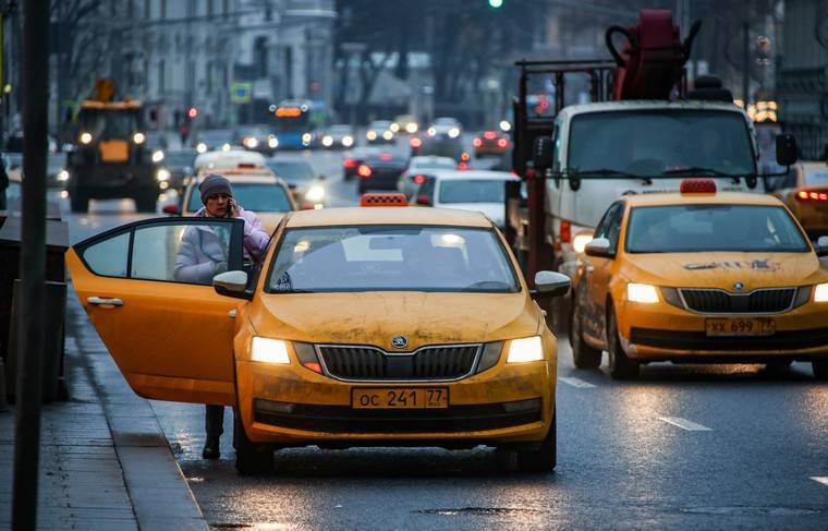 Российские сервисы такси начали дезинфицировать машины