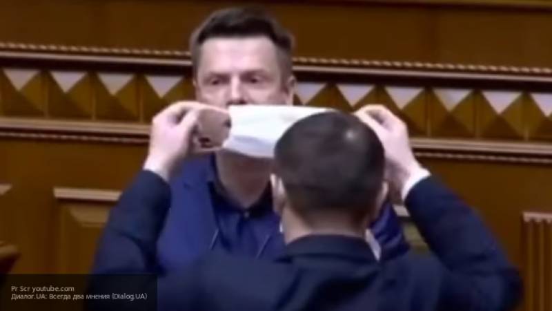 Депутату Гончаренко в Раде попытались заткнуть рот медицинской маской