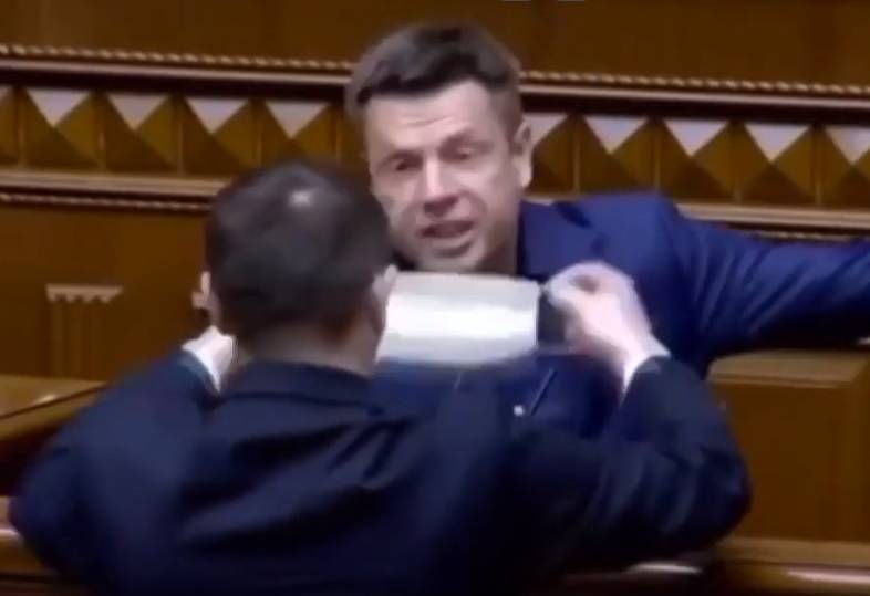 Депутату от партии Порошенко попытались закрыть рот медицинской маской