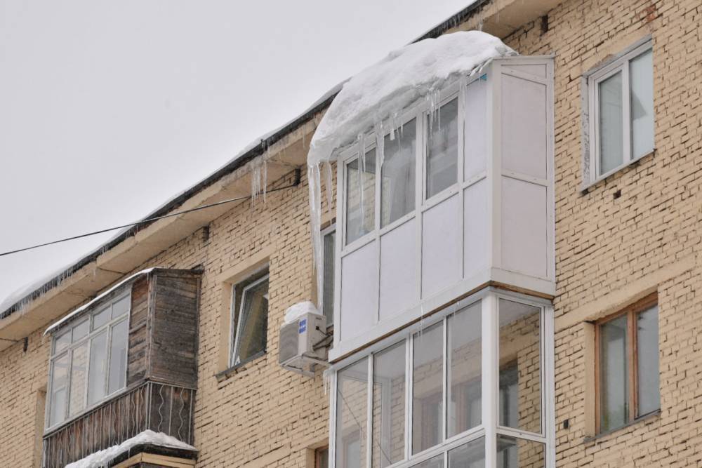 В Кузбассе на мужчину с крыши упала снежная наледь: СК проводит проверку