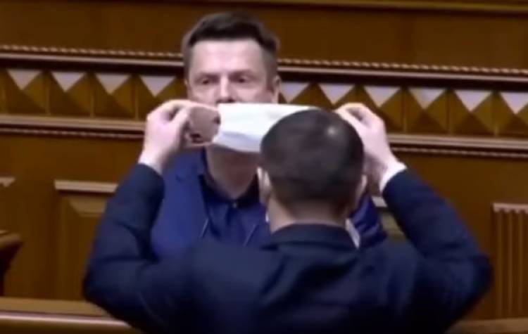 Стороннику Порошенко в Раде попытались закрыть рот медицинской маской