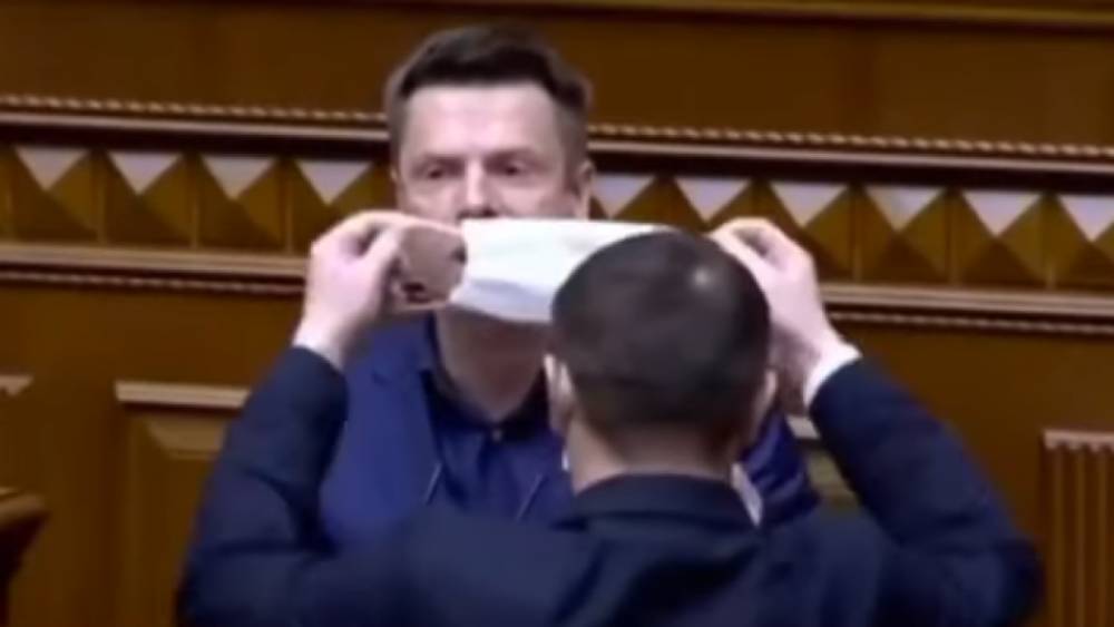Депутату от партии Порошенко пытались закрыть рот медицинской маской