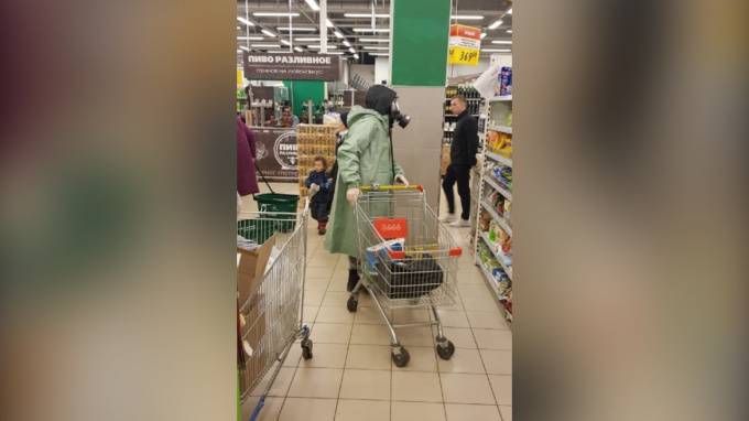 Петербуржцы начали надевать противогазы во время покупки продуктов