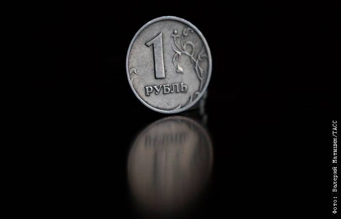 Рубль подешевел к доллару до минимумов за четыре года