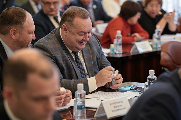 Челябинские депутаты отменили рукопожатия, чиновники перешли на антибактериальное мыло