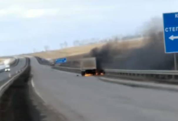 Полыхающий грузовик на кузбасской трассе сняли на видео