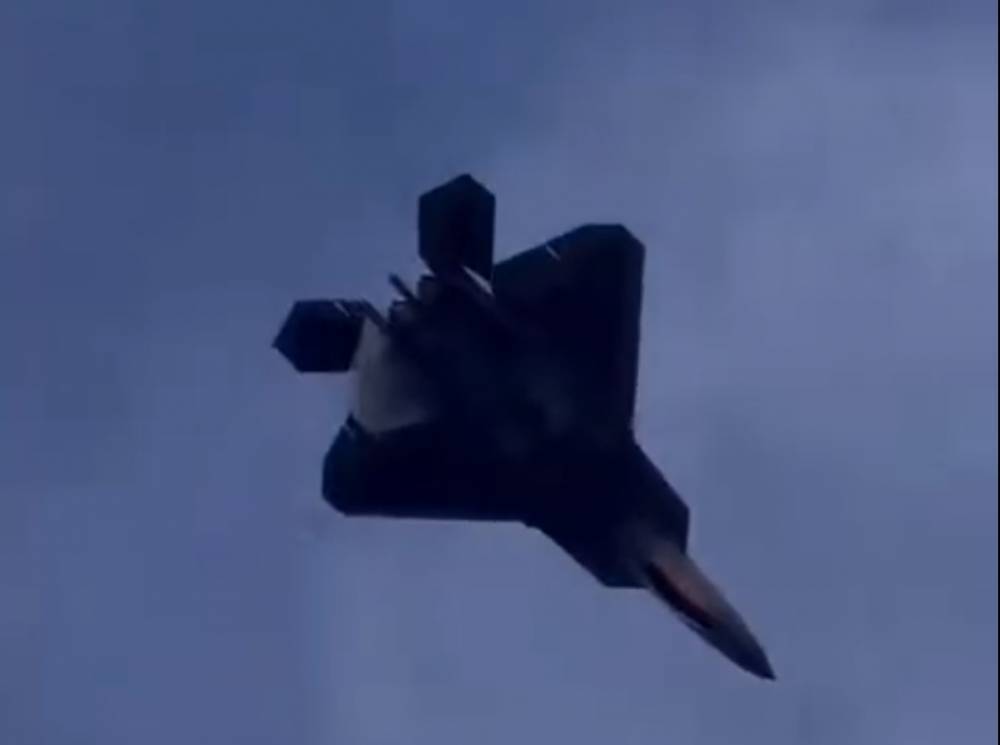 Замедленное видео маневра истребителя F-22 заворожило Сеть
