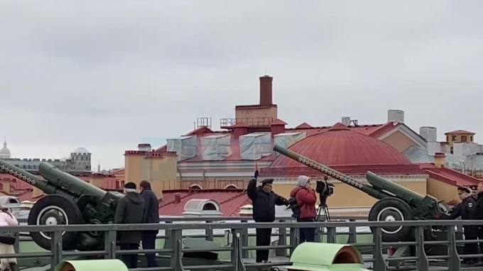 В Петропавловской крепости дали полуденный залп в честь годовщины воссоединения Крыма с Россией