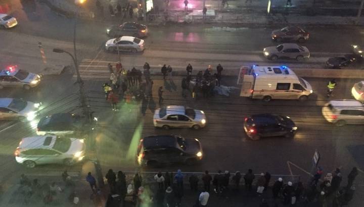 Машина влетела в толпу людей на переходе в Новосибирске
