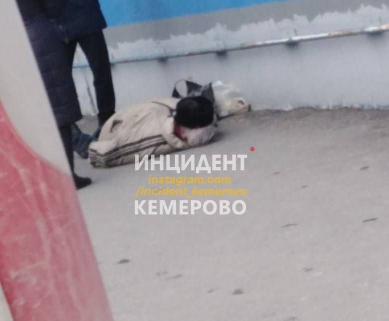 В Кемерове возле гипермаркета умер мужчина