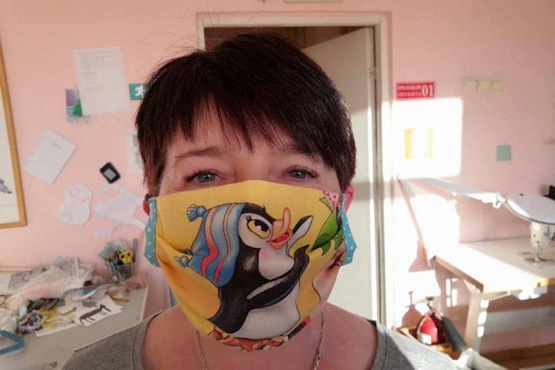 Инвалиды стали шить веселые медицинские маски, потому что не нашли в аптеках