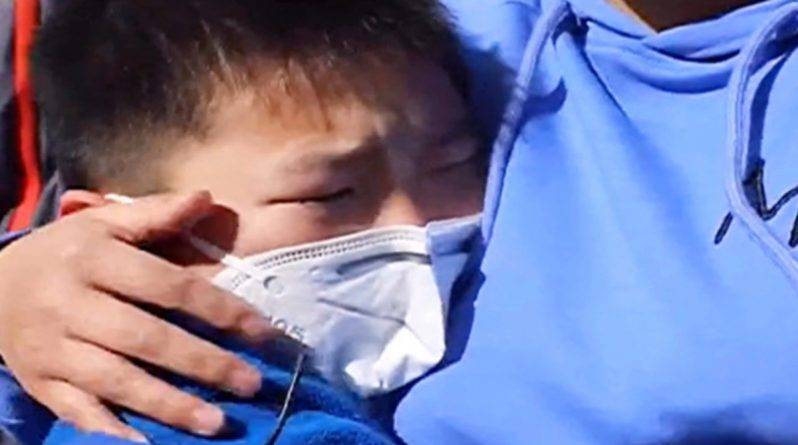 Мальчик расплакался, увидевшись с мамой, месяц помогавшей пациентам с коронавирусом