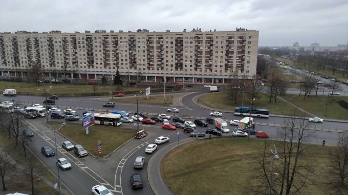 Автомобили объезжают заблокированную ДТП улицу Типанова по тротуару