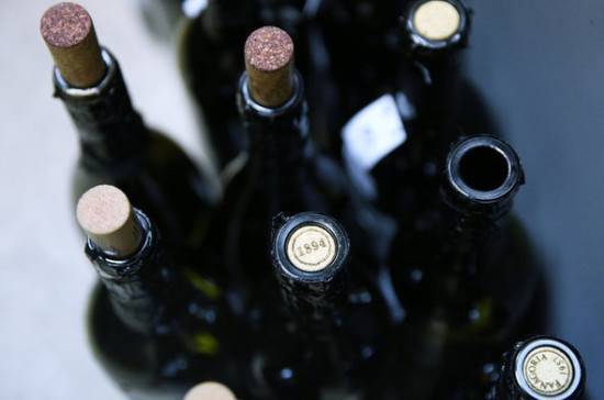 В Минпромторге рассказали, когда может быть принято решение о продаже алкоголя онлайн