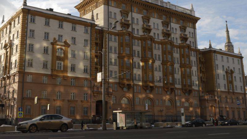 Дипмиссия США в России сокращает объем консульских услуг