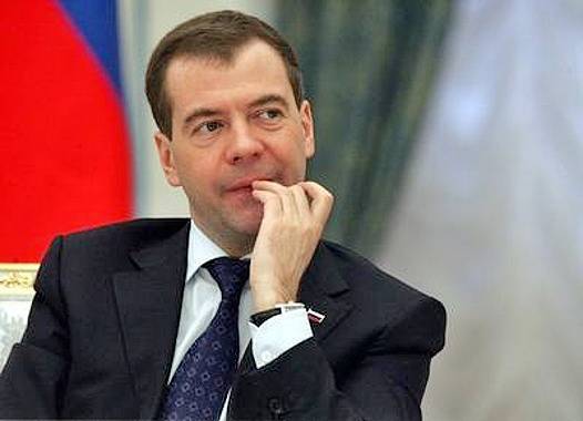 Медведев считает, что поправки в конституцию укрепят территориальную целостность России