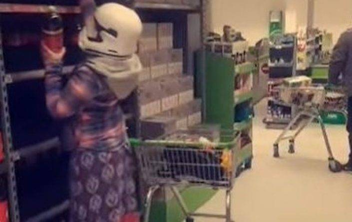 Покупательница ходила в шлеме штурмовика по магазину, чтобы защититься от коронавируса