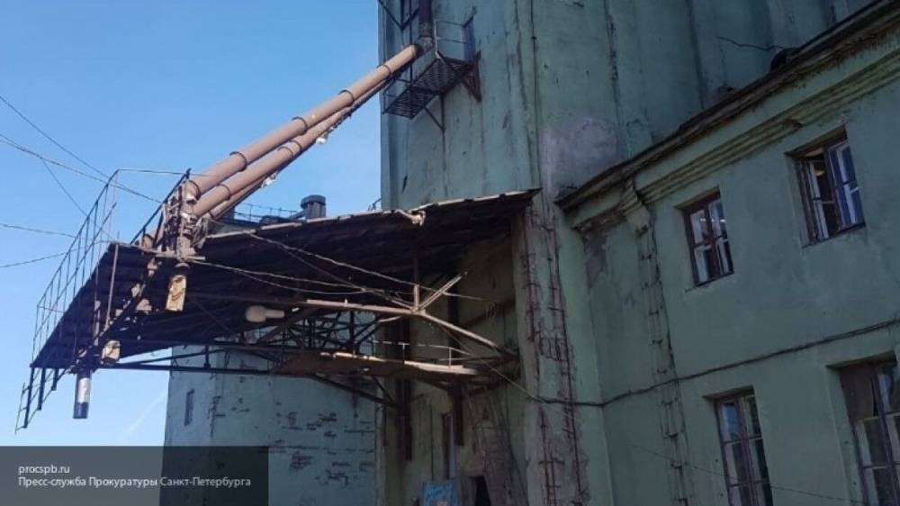 Рабочий попал в реанимацию, рухнув с 25-метровой высоты в Выборгском районе