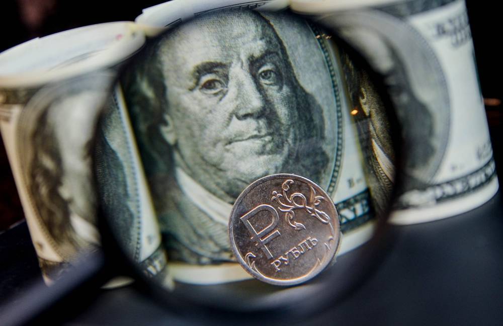 Рубль стал худшей валютой мира с начала года