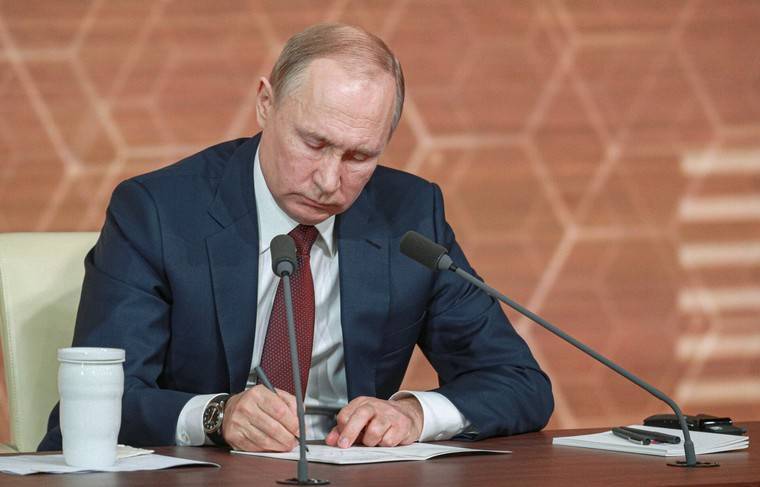 Путин подписал поправки в бюджет на 2020-2022 годы