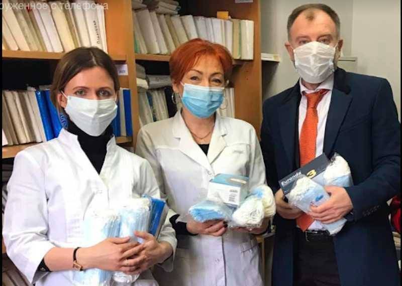 «Введу расстрел»: чиновника возмутили цены медицинских масок по 26 рублей