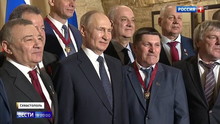 Путин вручил госнаграды строителям моста, соединившего Крым с материковой Россией