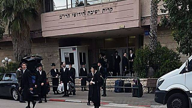 Кому закон не писан: в Тель-Авиве из здания йешивы выгнали 200 учащихся