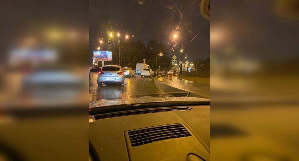 Сразу четыре авто столкнулись на Поклонногорской улице в Петербурге