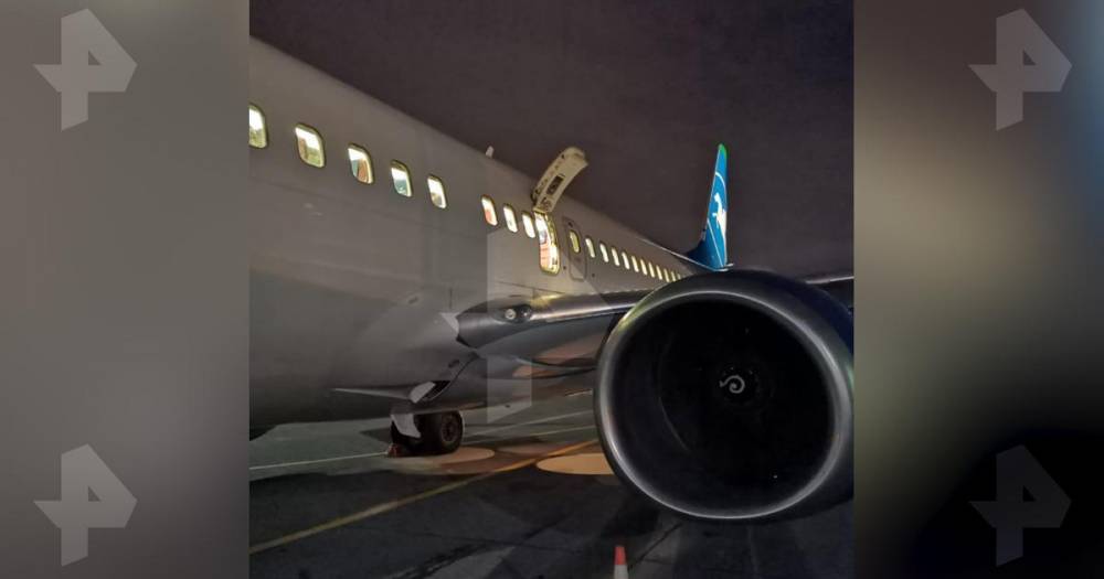 Пассажир открыл аварийный выход после посадки самолета в Москве