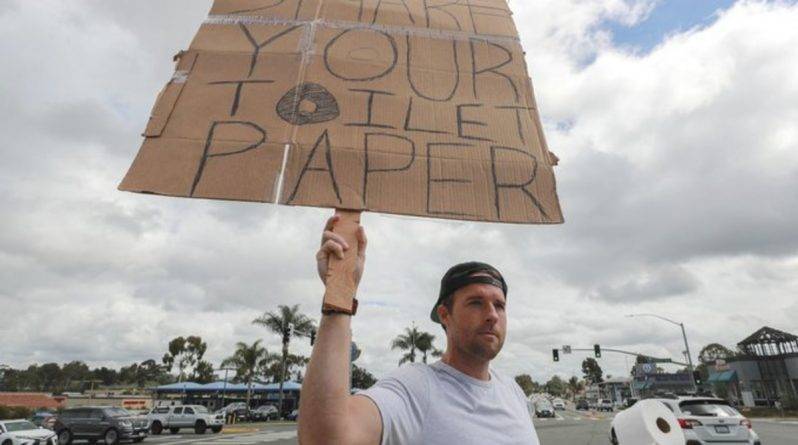 Американец организовал пункт обмена туалетной бумагой на углу улицы