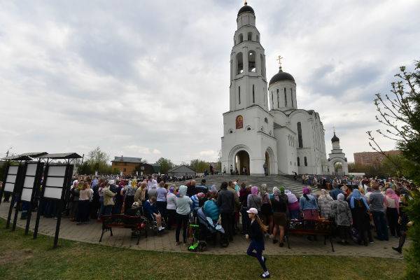РПЦ не планирует сокращать число верующих на пасхальных службах