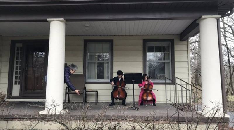 Дети устроили импровизированный концерт на крыльце пожилой соседки, которая изолировалась из-за коронавируса