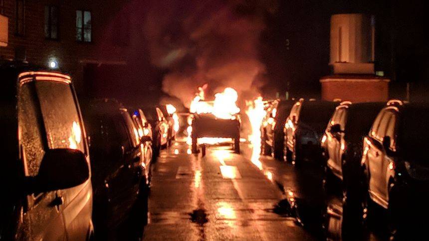 Машина взорвалась и сгорела в Петербурге — видео