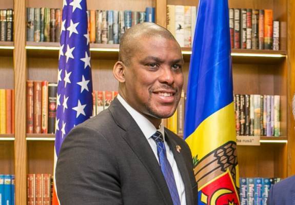 Граждане США покидают Молдавию, посол остается работать в Кишиневе