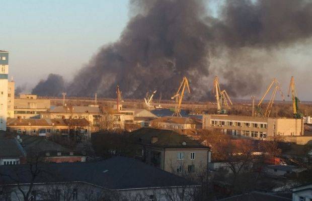 Вокруг украинского Херсона полыхают плавни, огонь подбирается к жилью